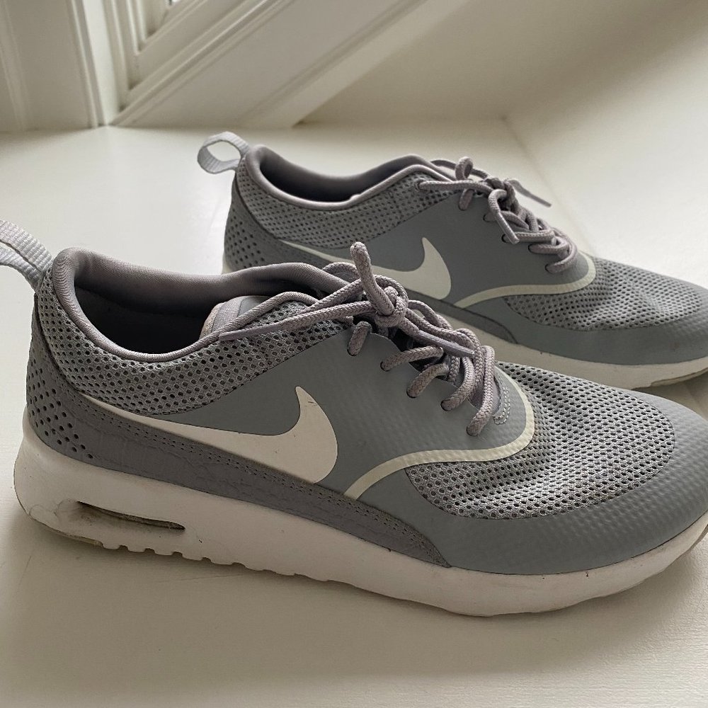 Nike Women's Blue Sneaker size 8.5